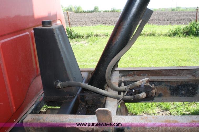 image for item 4725 1977 International Loadstar 1600 dump truck