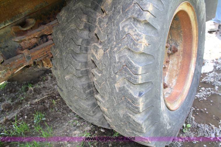 image for item 4725 1977 International Loadstar 1600 dump truck