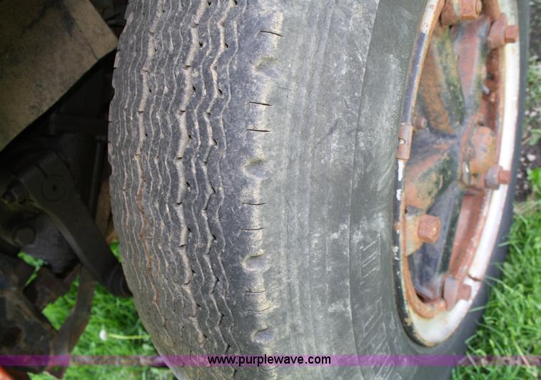 image for item 4725 1977 International Loadstar 1600 dump truck