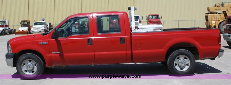 image for item 4784 2006 Ford F350 Super Duty crew cab pickup