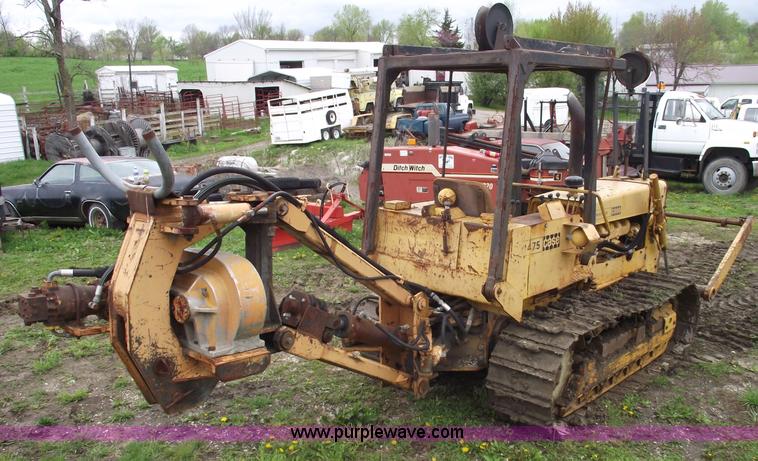 image for item 5435 1975 Case 475 cable plow