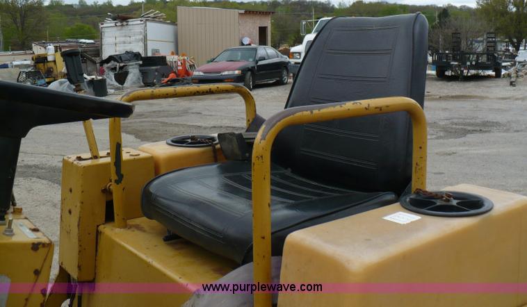 image for item 5882 1989 Caterpillar CB-214B roller