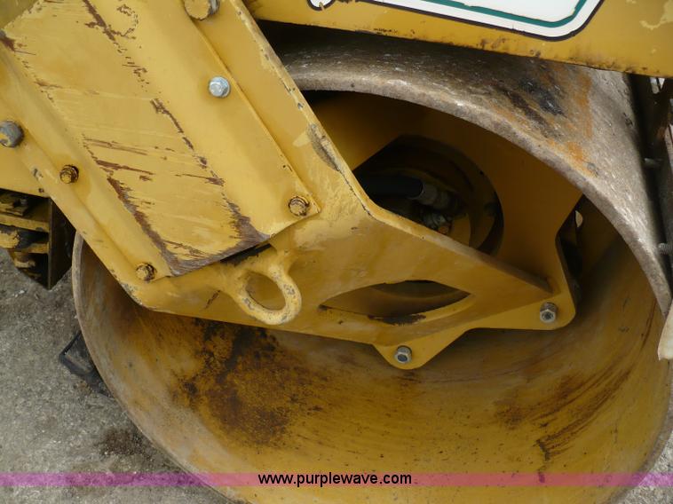 image for item 5882 1989 Caterpillar CB-214B roller