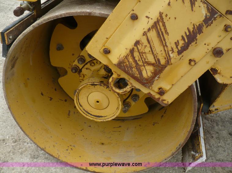 image for item 5882 1989 Caterpillar CB-214B roller