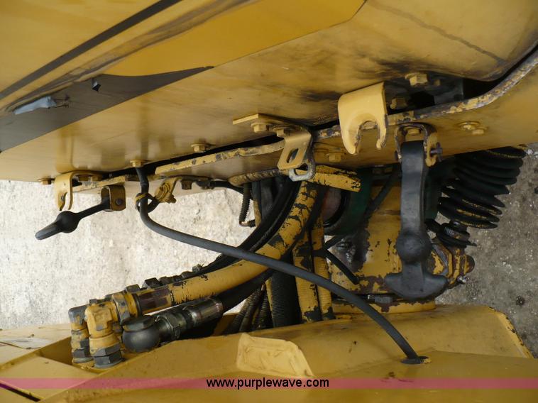 image for item 5882 1989 Caterpillar CB-214B roller