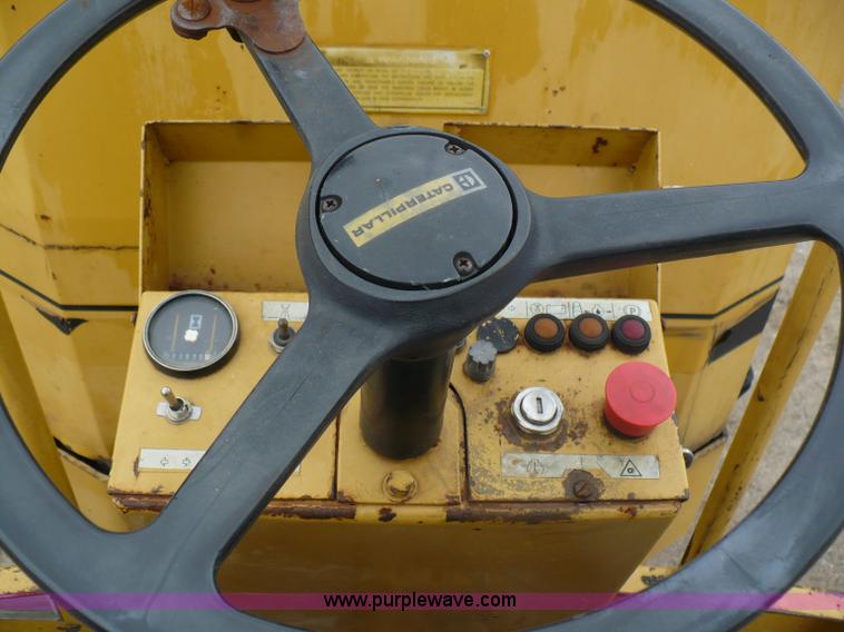 image for item 5882 1989 Caterpillar CB-214B roller
