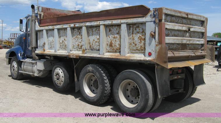 image for item 8048 1994 International 9400 dump truck