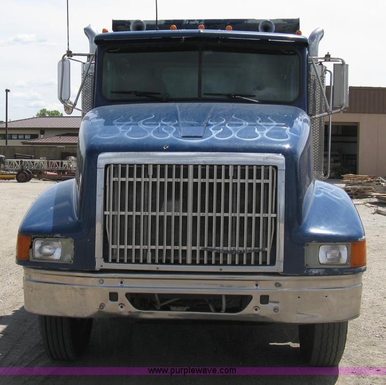 image for item 8048 1994 International 9400 dump truck