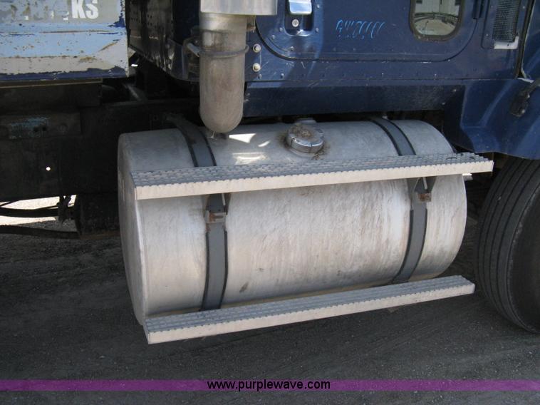 image for item 8048 1994 International 9400 dump truck