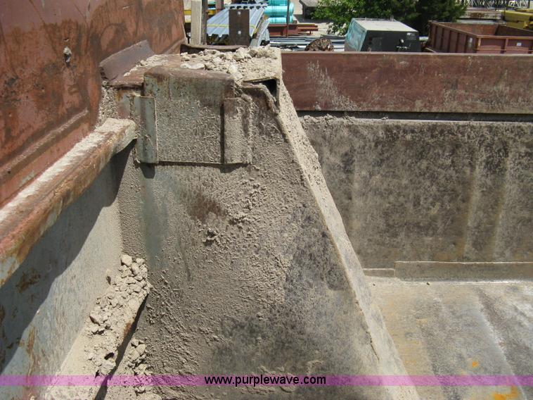 image for item 8048 1994 International 9400 dump truck