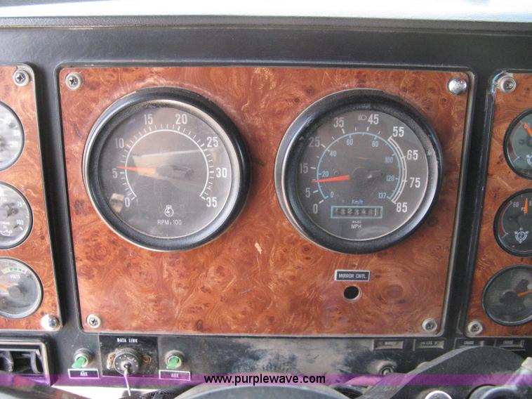 image for item 8048 1994 International 9400 dump truck