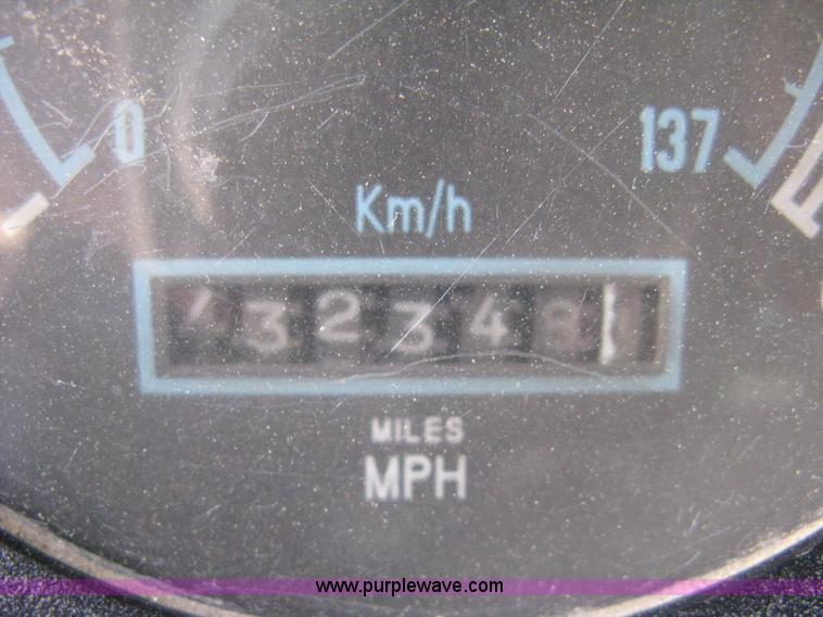 image for item 8048 1994 International 9400 dump truck