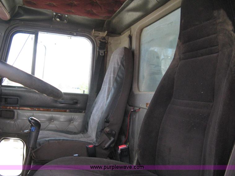 image for item 8048 1994 International 9400 dump truck