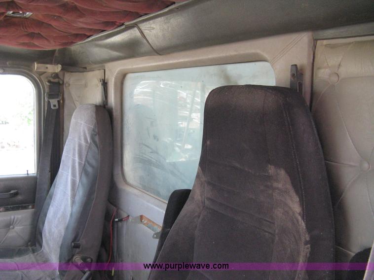 image for item 8048 1994 International 9400 dump truck