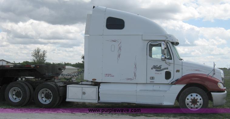 image for item 8053 2001 Freightliner Columbia 120 semi truck