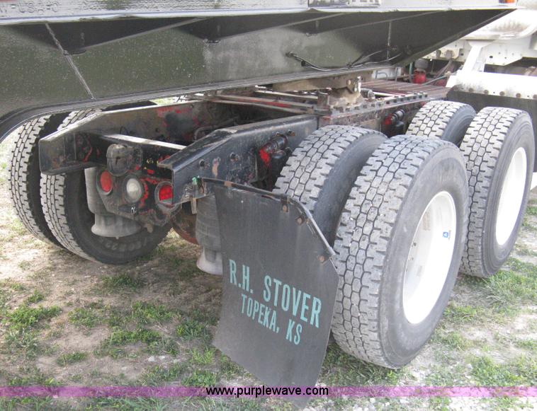 image for item 8053 2001 Freightliner Columbia 120 semi truck