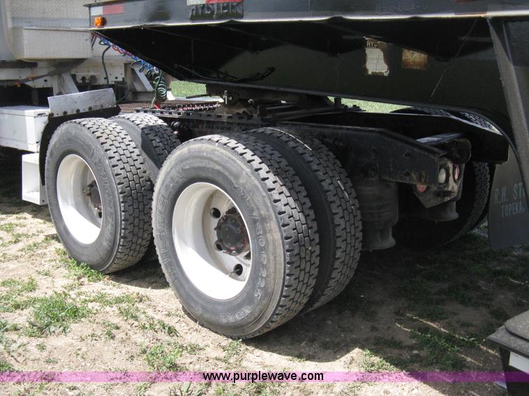 image for item 8053 2001 Freightliner Columbia 120 semi truck