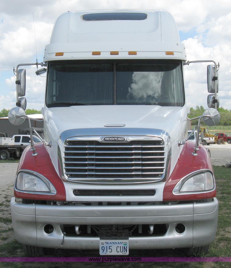 image for item 8053 2001 Freightliner Columbia 120 semi truck