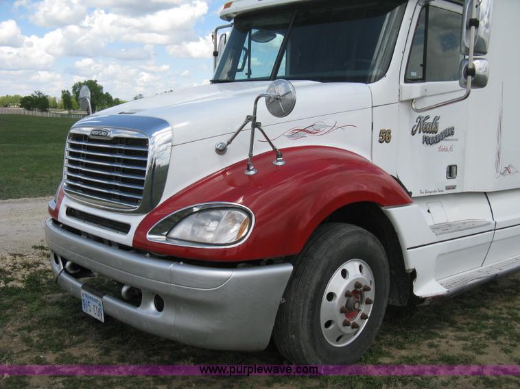 image for item 8053 2001 Freightliner Columbia 120 semi truck