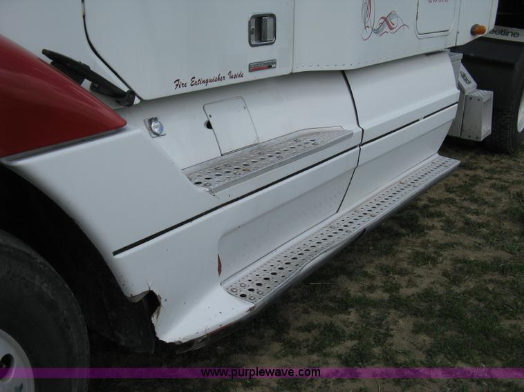 image for item 8053 2001 Freightliner Columbia 120 semi truck