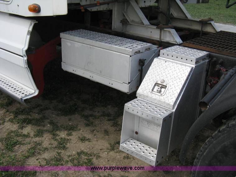 image for item 8053 2001 Freightliner Columbia 120 semi truck