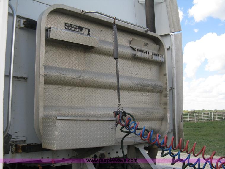 image for item 8053 2001 Freightliner Columbia 120 semi truck