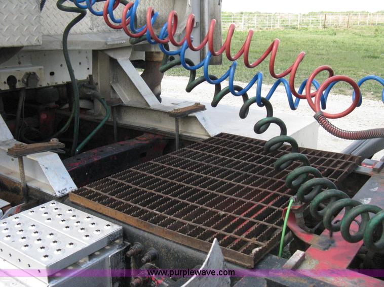 image for item 8053 2001 Freightliner Columbia 120 semi truck