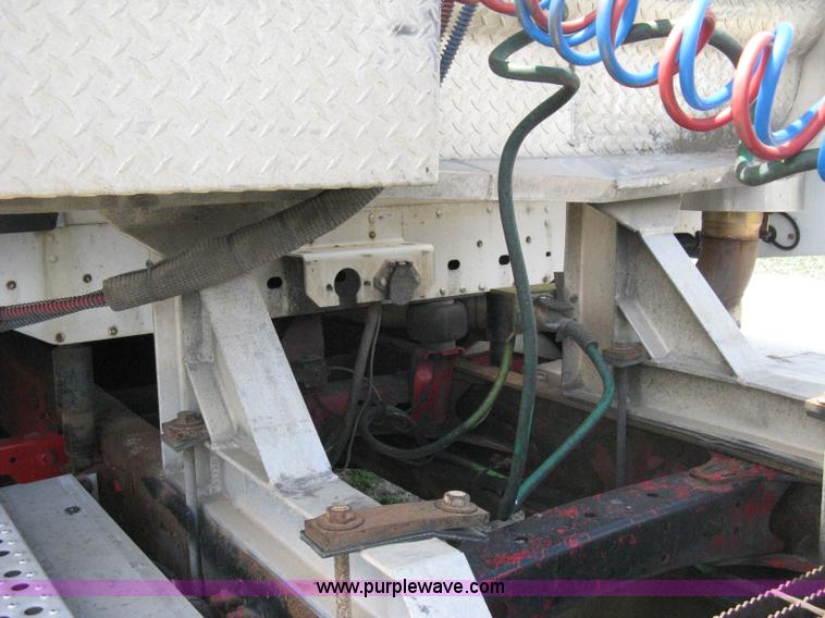 image for item 8053 2001 Freightliner Columbia 120 semi truck