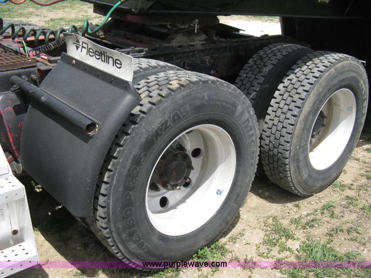 image for item 8053 2001 Freightliner Columbia 120 semi truck