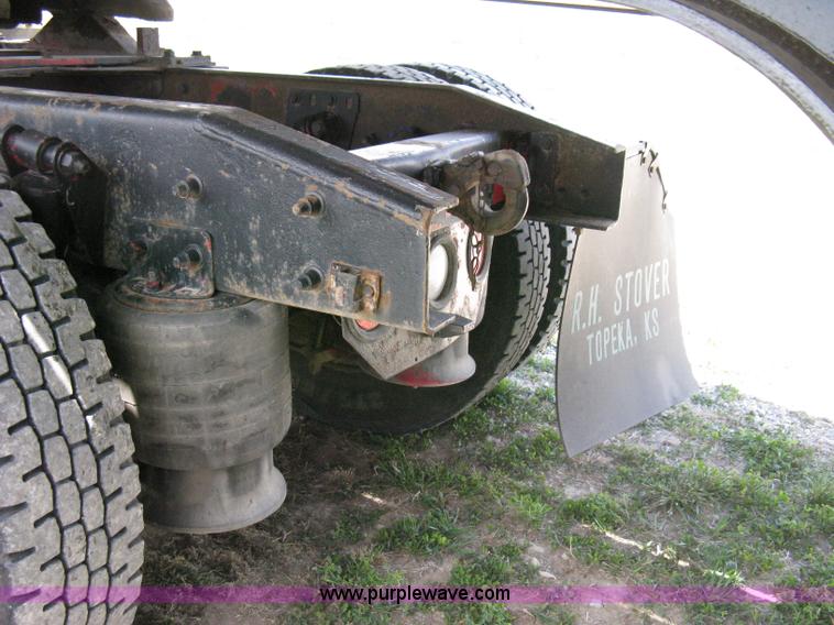 image for item 8053 2001 Freightliner Columbia 120 semi truck