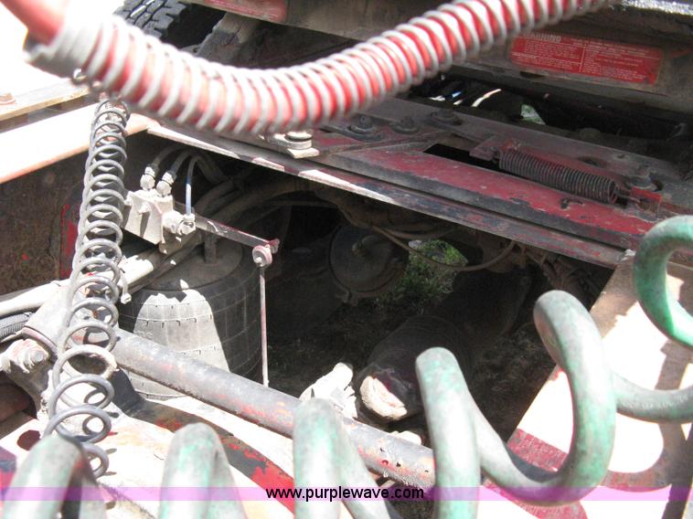 image for item 8053 2001 Freightliner Columbia 120 semi truck