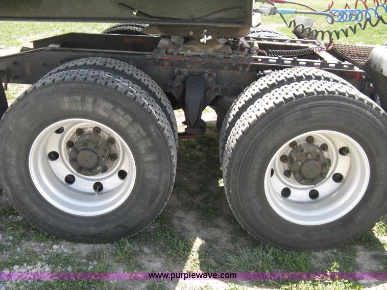 image for item 8053 2001 Freightliner Columbia 120 semi truck