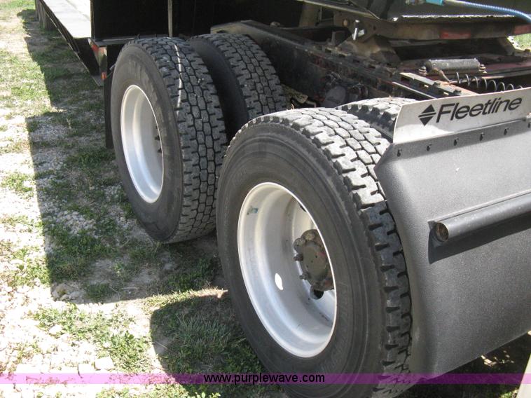 image for item 8053 2001 Freightliner Columbia 120 semi truck