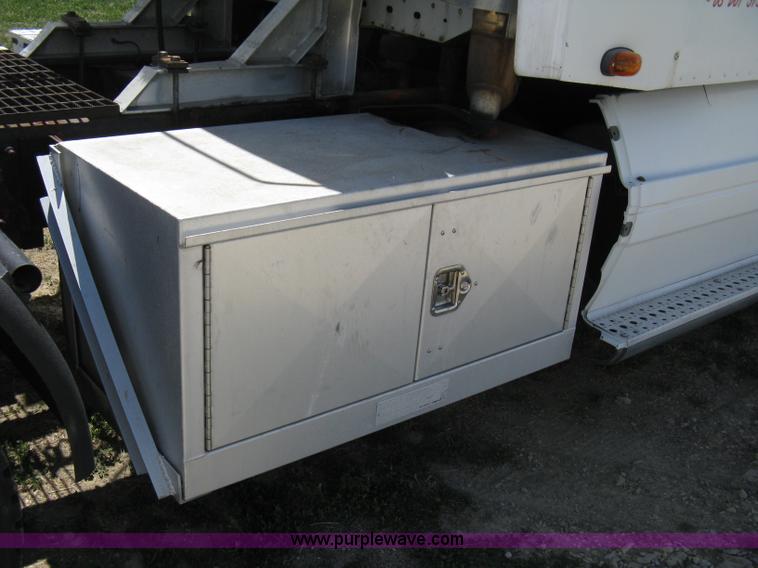 image for item 8053 2001 Freightliner Columbia 120 semi truck