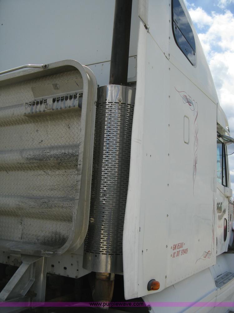 image for item 8053 2001 Freightliner Columbia 120 semi truck