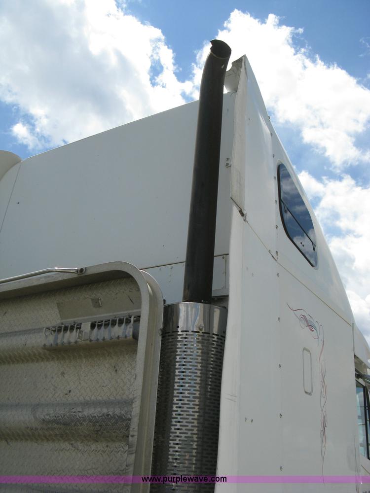 image for item 8053 2001 Freightliner Columbia 120 semi truck