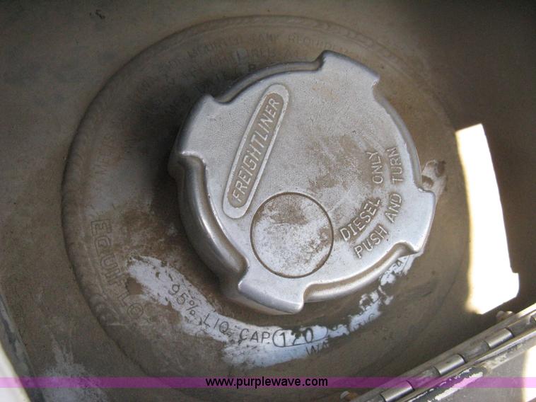 image for item 8053 2001 Freightliner Columbia 120 semi truck