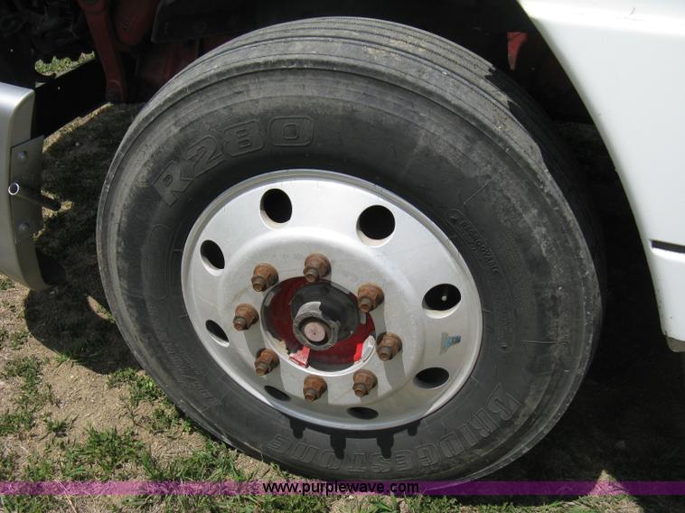 image for item 8053 2001 Freightliner Columbia 120 semi truck