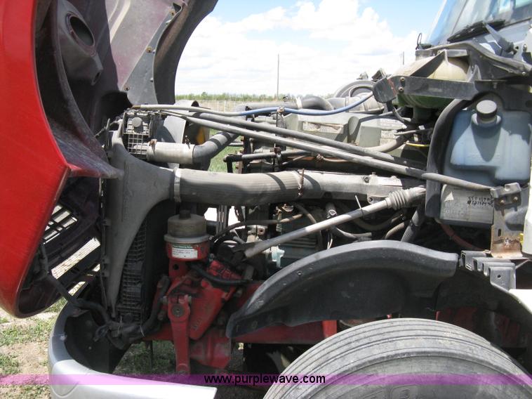 image for item 8053 2001 Freightliner Columbia 120 semi truck