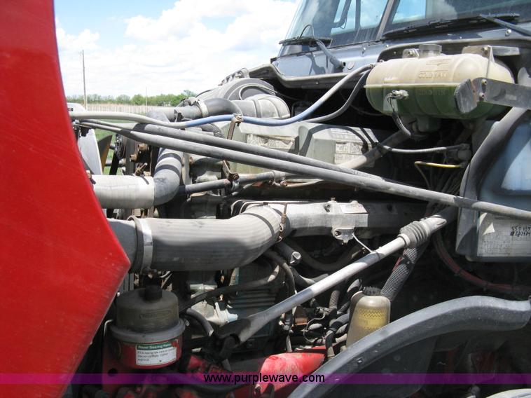 image for item 8053 2001 Freightliner Columbia 120 semi truck