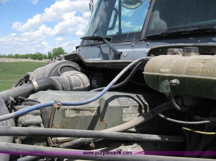 image for item 8053 2001 Freightliner Columbia 120 semi truck