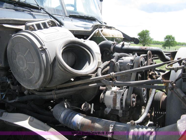 image for item 8053 2001 Freightliner Columbia 120 semi truck