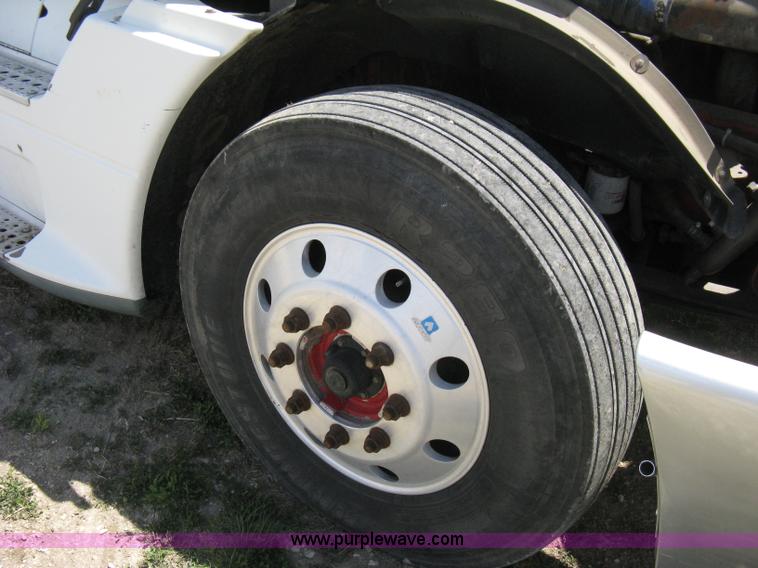 image for item 8053 2001 Freightliner Columbia 120 semi truck