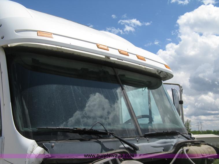 image for item 8053 2001 Freightliner Columbia 120 semi truck