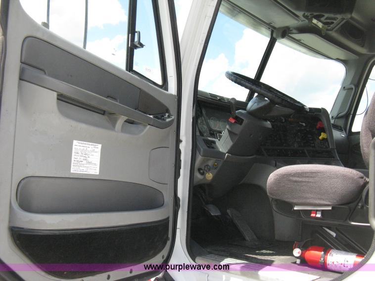 image for item 8053 2001 Freightliner Columbia 120 semi truck