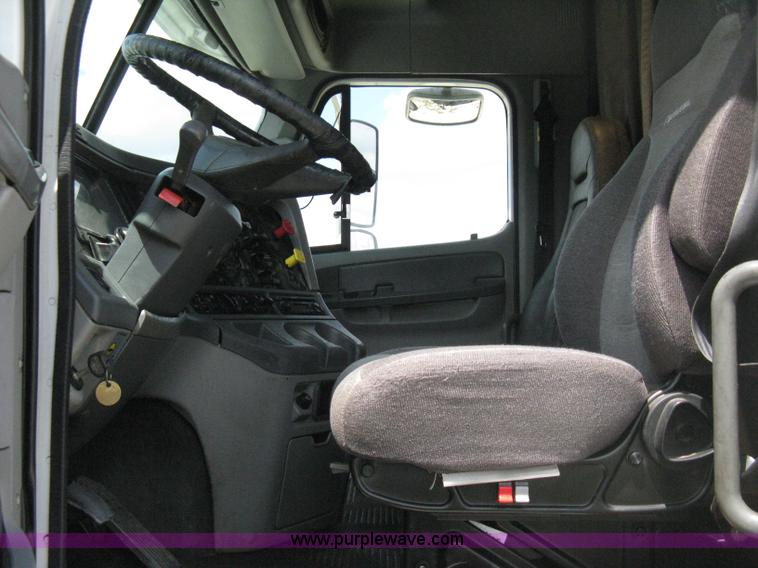 image for item 8053 2001 Freightliner Columbia 120 semi truck