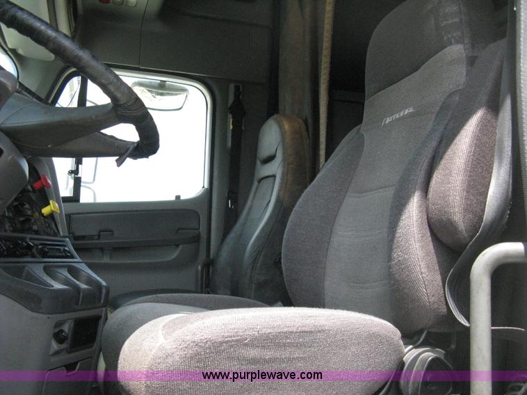 image for item 8053 2001 Freightliner Columbia 120 semi truck