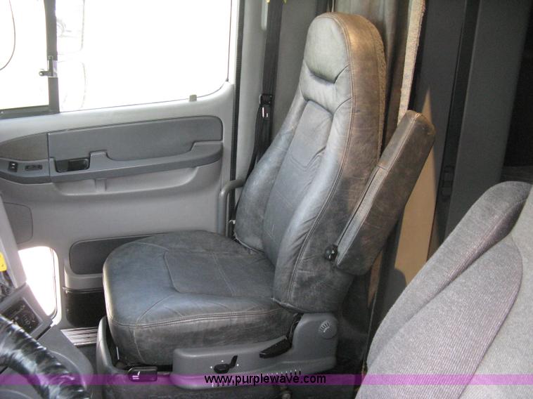 image for item 8053 2001 Freightliner Columbia 120 semi truck