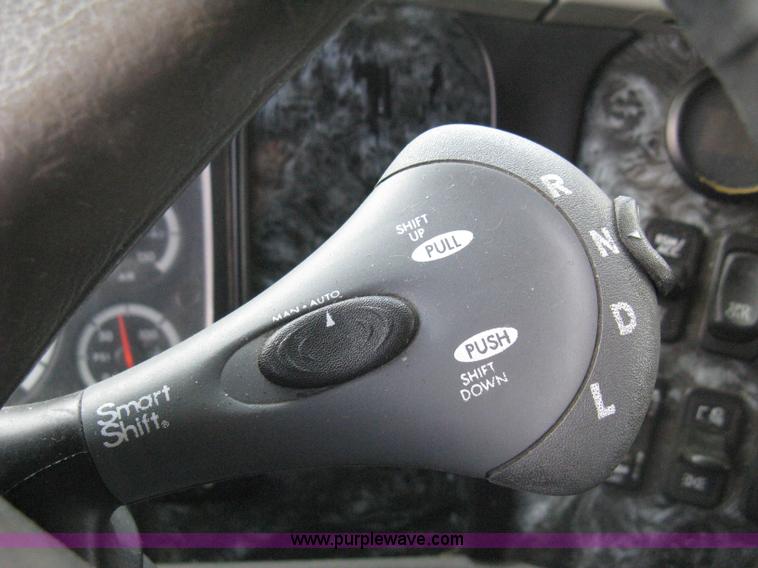 image for item 8053 2001 Freightliner Columbia 120 semi truck