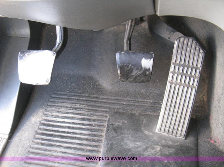 image for item 8053 2001 Freightliner Columbia 120 semi truck